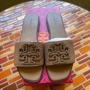 Tory Burch Ines Slide
Textured Calf Leather/ Calf Leather , size 9